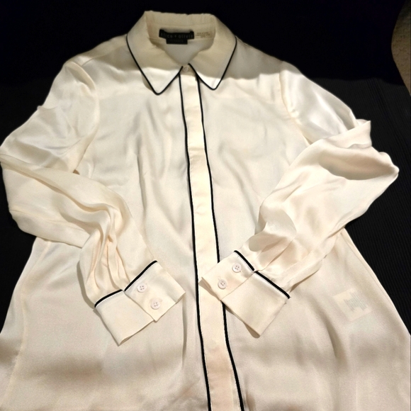 Alice & Olivia XS Cream Silk Blouse with Black Silk Piping & Hidden Buttons - Picture 4 of 6